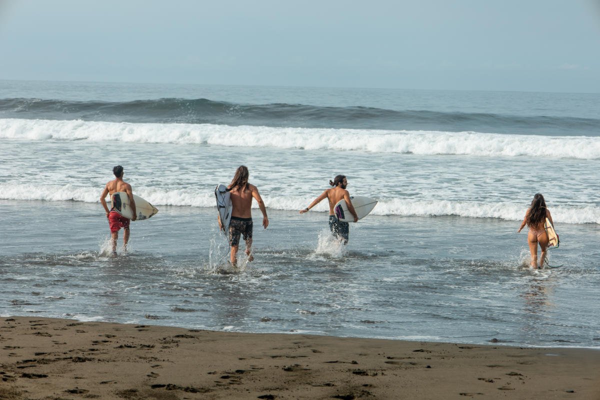 Surfistas en Playa Morrillo